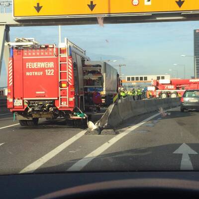 Lkw-Unfall legt A23 lahm