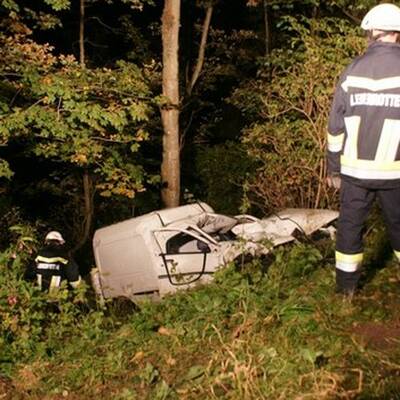 PKW kollidiert mit Bus - 17-Jährige stirbt