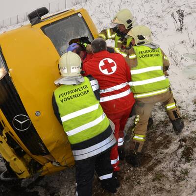 Zahlreiche Unfälle auf Österreichs Straßen