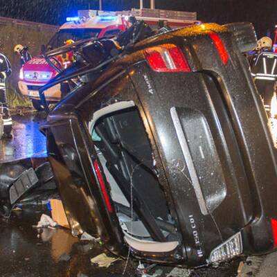 Mercedes in 2 Teile gerissen