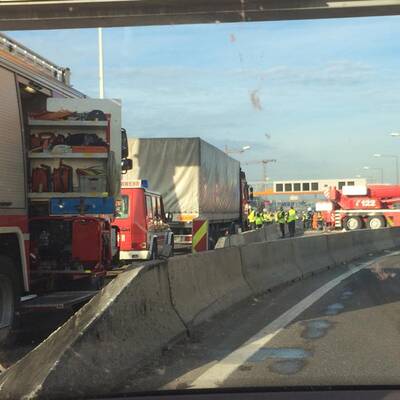 Lkw-Unfall legt A23 lahm