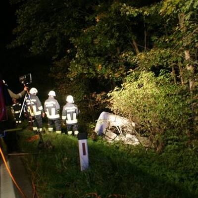 PKW kollidiert mit Bus - 17-Jährige stirbt