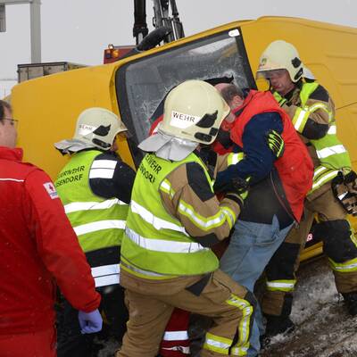 Zahlreiche Unfälle auf Österreichs Straßen