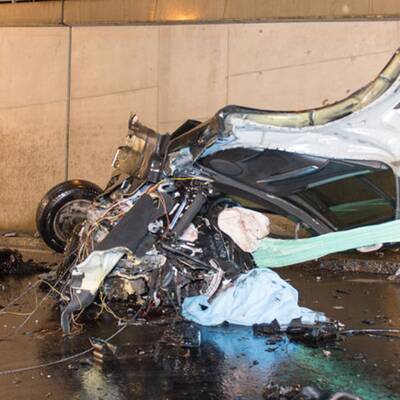 Mercedes in 2 Teile gerissen