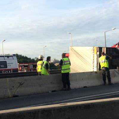 Lkw-Unfall legt A23 lahm