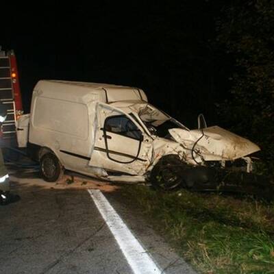 PKW kollidiert mit Bus - 17-Jährige stirbt