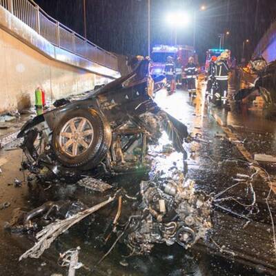 Mercedes in 2 Teile gerissen