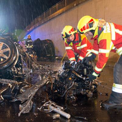 Mercedes in 2 Teile gerissen