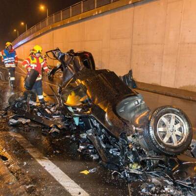 Mercedes in 2 Teile gerissen