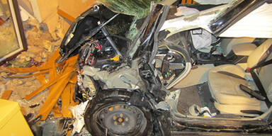 Mann krachte mit Auto durch Hauswand