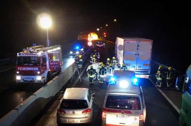 Pkws crashen bei Spurwechsel auf Autobahn - Beifahrer tot