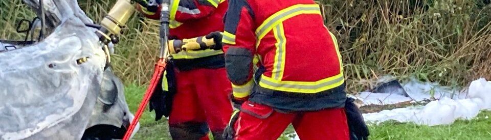 Drei Freunde verbrennen im Auto