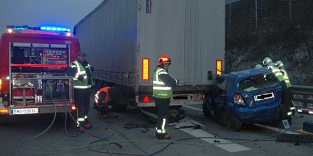 Frau aus zerstörtem Pkw gerettet