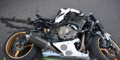 Biker auf Windschutzscheibe geschleudert - tot