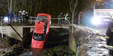 Auto landet senkrecht im Bach