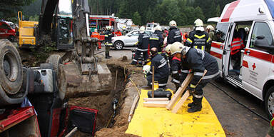 Fahrer von Lastwagen erdrückt 