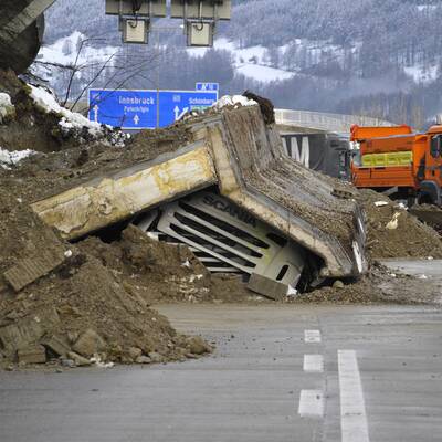 Ein zehn mal sieben Meter großes Beton-Mauerwerk löste sich und krachte auf einen Lkw.
