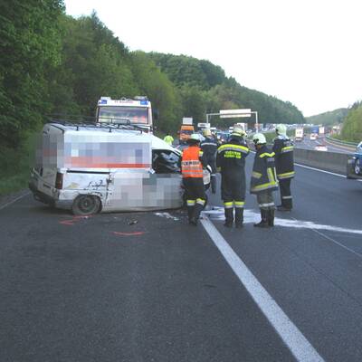  Der Lenker wurde aus dem Führerhaus geschleudert. Ein nachkommendes Auto erfasste ihn tödlich.