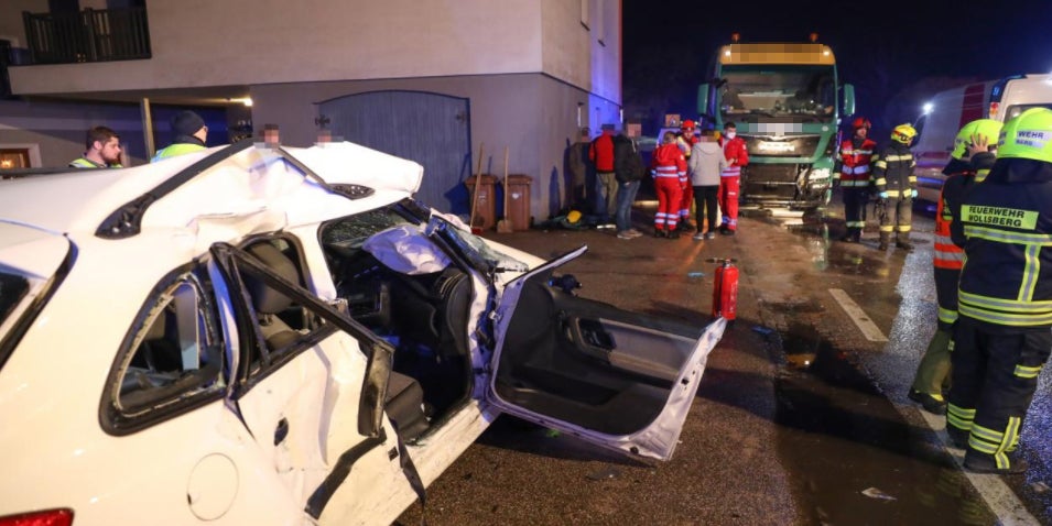 Lkw crasht in Beifahrerseite von Auto: 16-Jähriger tot