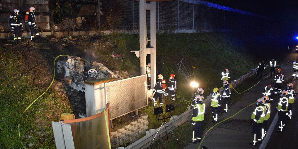 Pkw gerät auf A2 in Vollbrand - ein Toter