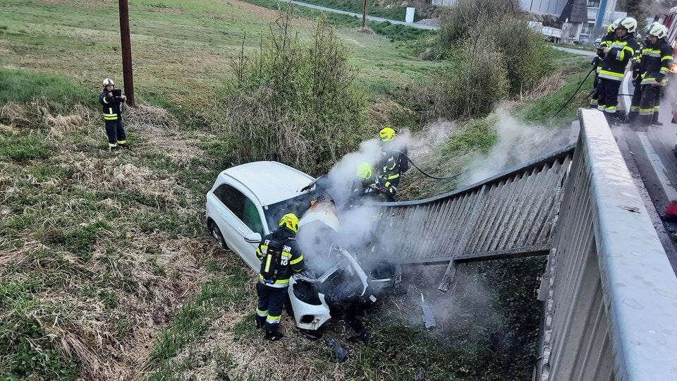 Brückengeländer bohrte sich bei Unfall in der Steiermark in Pkw