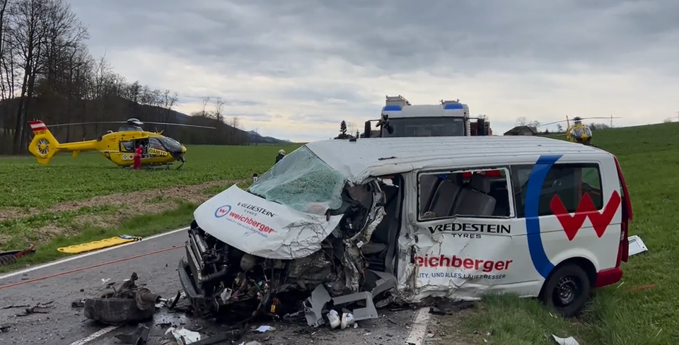 Einsatz in NÖ: Heftiger Crash fordert mehrere Schwerverletzte