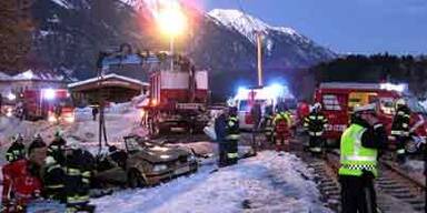 Auto in Kärnten von Zug gerammt - Ein Toter