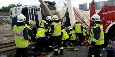 Mega-Stau: Lkw-Unfall legt A23 lahm