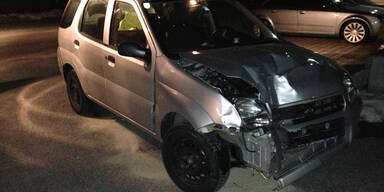 PKW schlittert von Fahrbahn