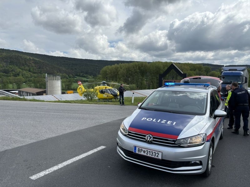 Auto bei Crash in Straßengraben geschleudert – Pensionist tot