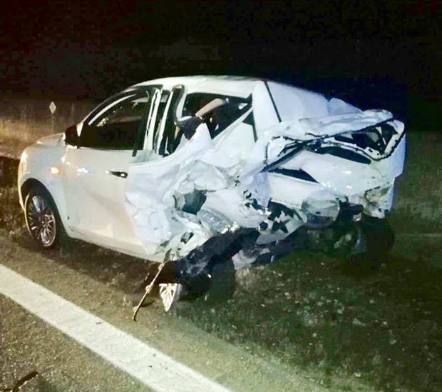 Pkw crasht gegen Betonleitwand: Frau tot