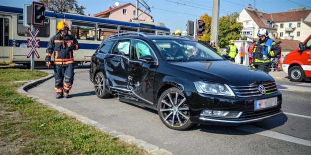 Mödling: Auto kollidierte mit Badner Bahn