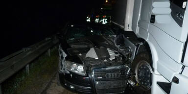 Pkws crashen bei Spurwechsel auf Autobahn - Beifahrer tot
