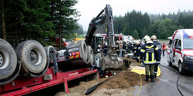 Fahrer von Lastwagen erdrückt 