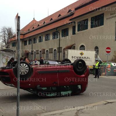 Der Pkw missachtete die Vorfahrt. Durch die Wucht des Aufpralls mit einem Taxi wurde das Auto auf das Dach katapultiert.