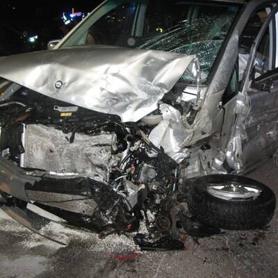 Die Bilanz des Frontal-Crashs: 1 Toter, fünf Verletzte