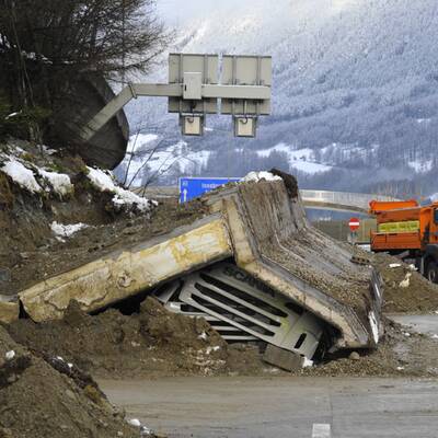 Ein zehn mal sieben Meter großes Beton-Mauerwerk löste sich und krachte auf einen Lkw.