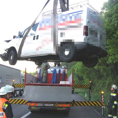  Der Lenker wurde aus dem Führerhaus geschleudert. Ein nachkommendes Auto erfasste ihn tödlich.
