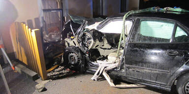Mann krachte mit Auto durch Hauswand