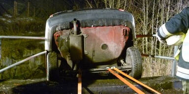 Auto landet senkrecht im Bach