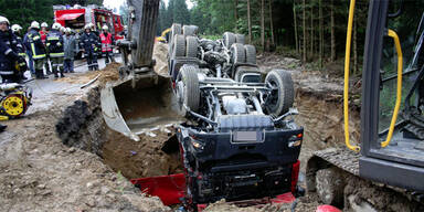 Fahrer von Lastwagen erdrückt 