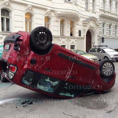 Der Pkw missachtete die Vorfahrt. Durch die Wucht des Aufpralls mit einem Taxi wurde das Auto auf das Dach katapultiert.