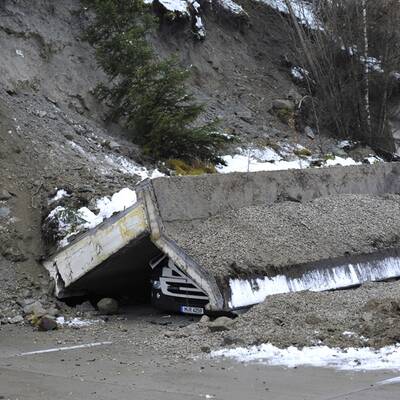 Ein zehn mal sieben Meter großes Beton-Mauerwerk löste sich und krachte auf einen Lkw.