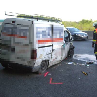 Der Lenker wurde aus dem Führerhaus geschleudert. Ein nachkommendes Auto erfasste ihn tödlich.