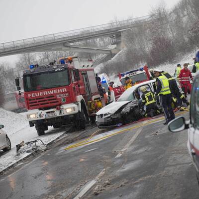 Zahlreiche Unfälle auf Österreichs Straßen