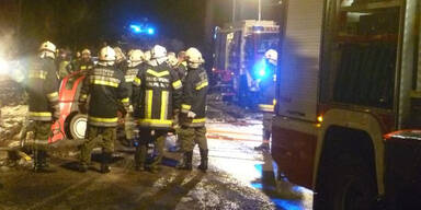 Auto landet senkrecht im Bach