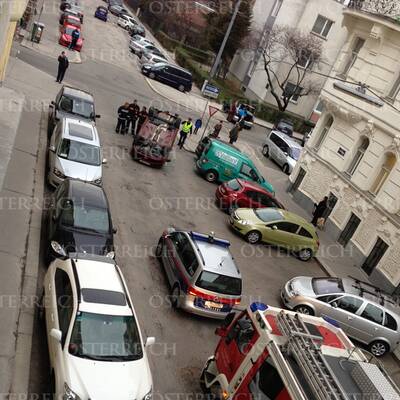 Der Pkw missachtete die Vorfahrt. Durch die Wucht des Aufpralls mit einem Taxi wurde das Auto auf das Dach katapultiert.
