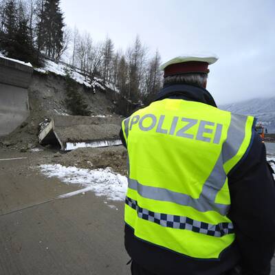 Ein zehn mal sieben Meter großes Beton-Mauerwerk löste sich und krachte auf einen Lkw.