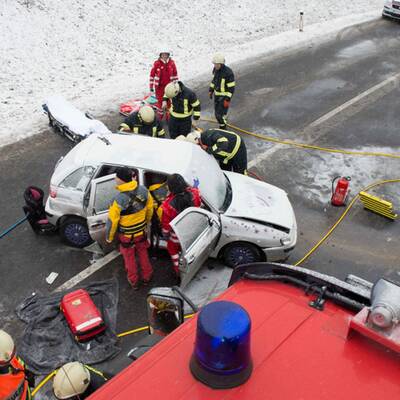 Zahlreiche Unfälle auf Österreichs Straßen
