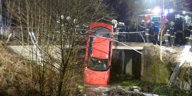 Auto landet senkrecht im Bach